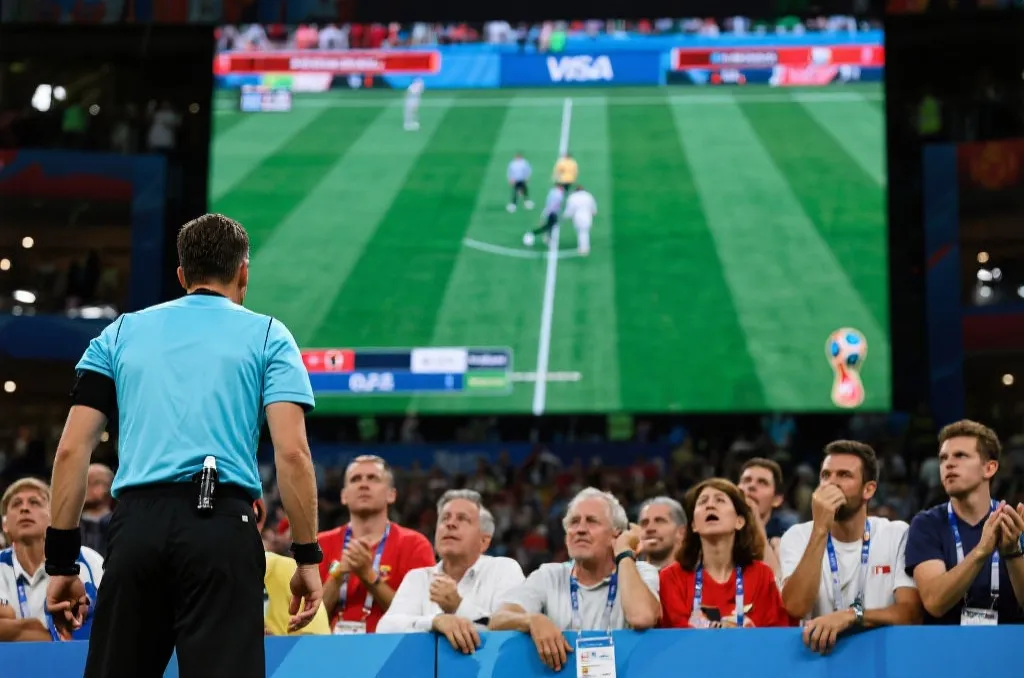 2026世界杯集锦里的争议瞬间：VAR、越位毫米判定与点球判罚，真相到底在哪一边？